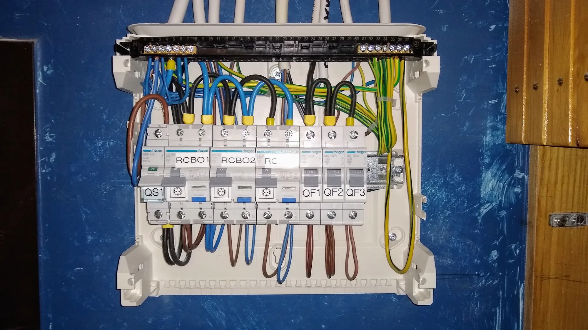 Cuadro eléctrico de vivienda abierto con diferenciales, automáticos y cableado de colores ordenado