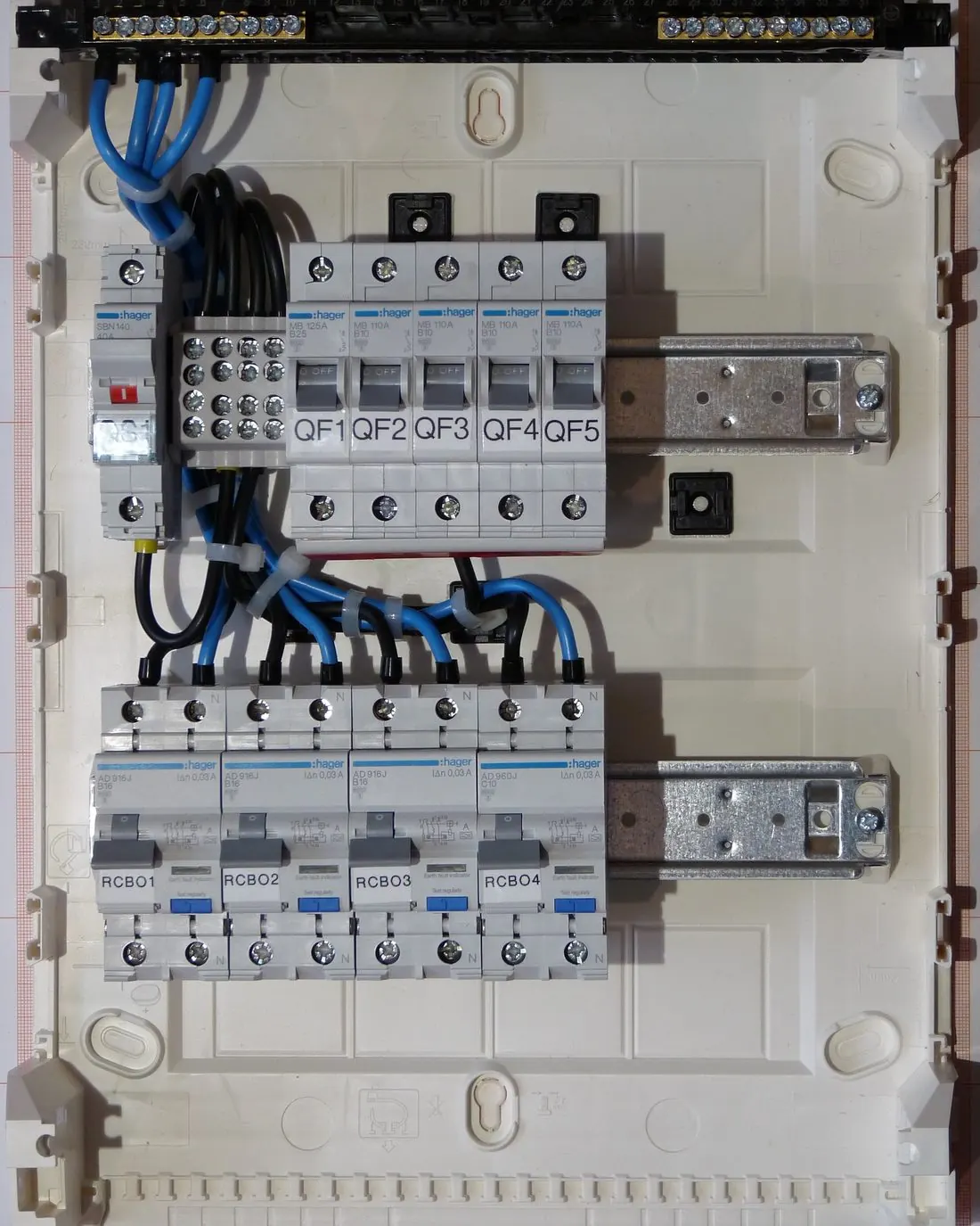 Cuadro eléctrico de vivienda abierto con dos filas de automáticos y el cableado ordenado