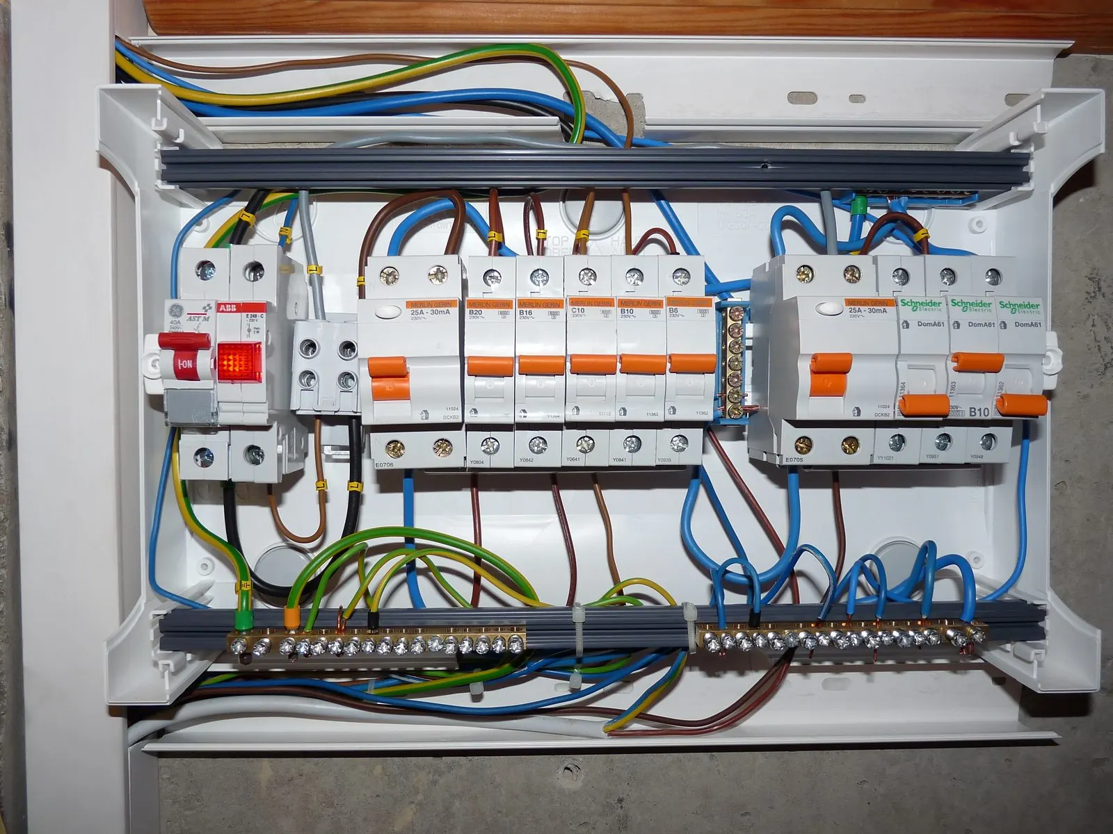 Cuadro eléctrico sin tapa con diferenciales, automáticos y cables de colores