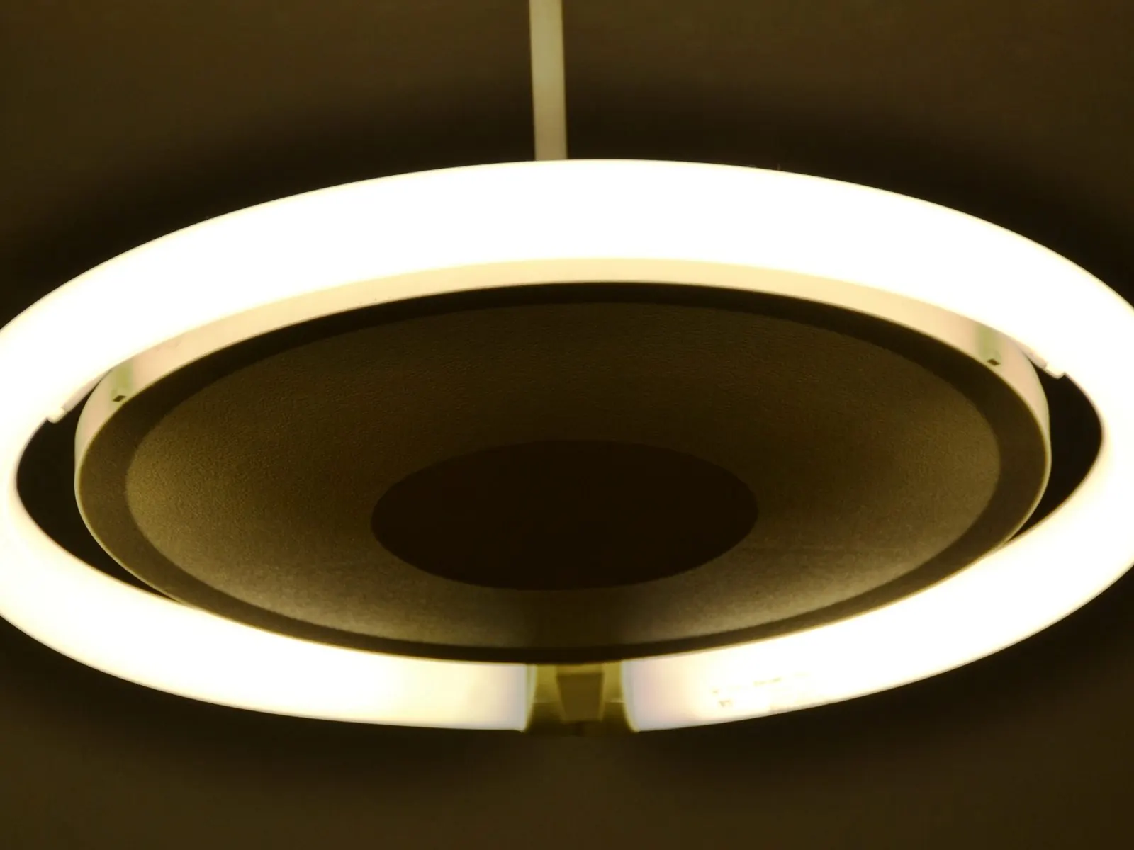 Lámpara colgante circular con anillo de luz LED encendido vista desde abajo