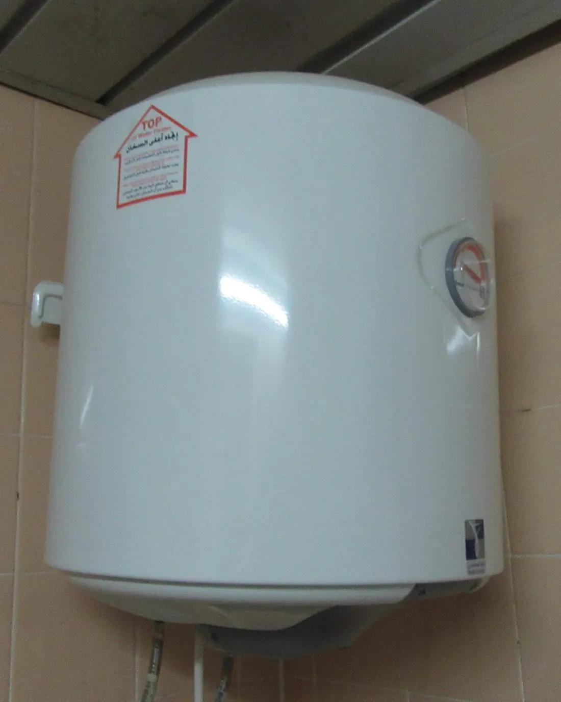 Termo eléctrico blanco de pared con termómetro frontal y etiqueta de características